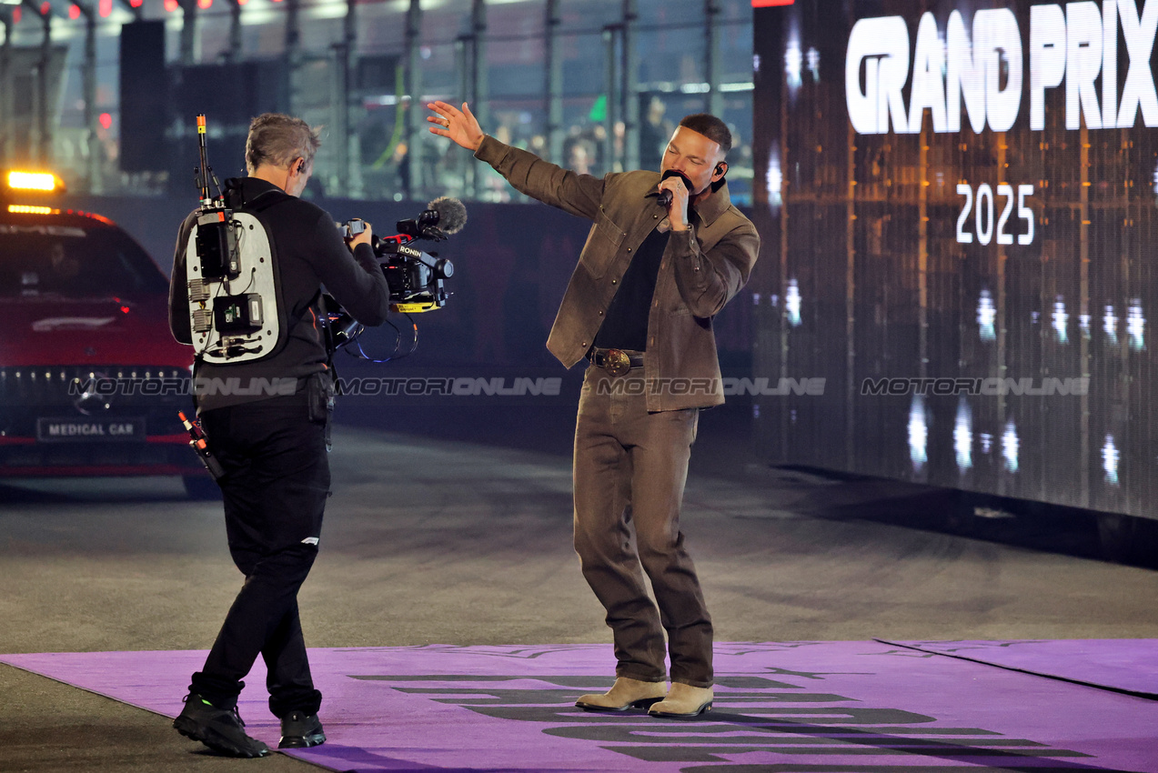 GP LAS VEGAS, Kane Brown (USA) Singer on the drivers' parade.

22.11.2025. Formula 1 World Championship, Rd 22, Las Vegas Grand Prix, Las Vegas, Nevada, USA, Gara Day.

- www.xpbimages.com, EMail: requests@xpbimages.com © Copyright: Charniaux / XPB Images