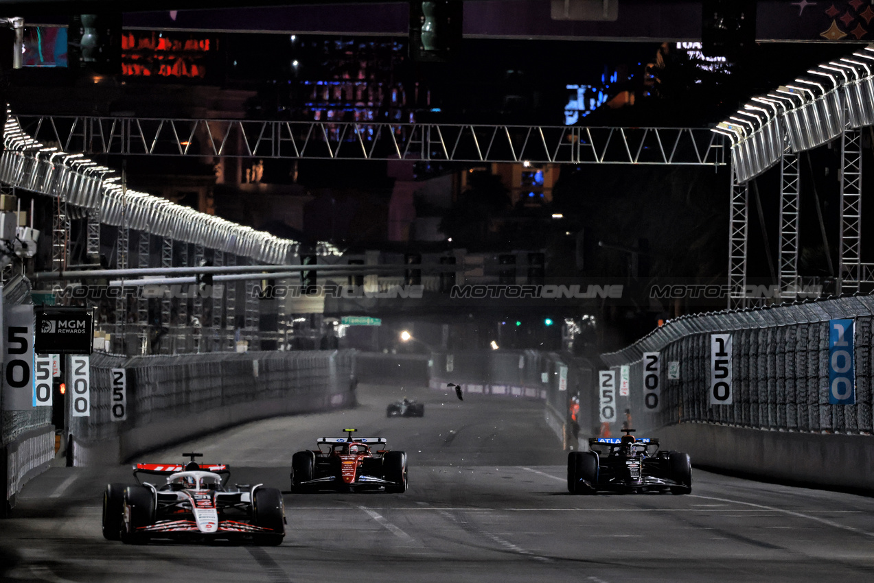 GP LAS VEGAS, Esteban Ocon (FRA) Haas VF-25 davanti a Lewis Hamilton (GBR) Ferrari SF-25 e Alexander Albon (THA) Atlassian Williams Racing FW47, who made contact.
22.11.2025. Formula 1 World Championship, Rd 22, Las Vegas Grand Prix, Las Vegas, Nevada, USA, Gara Day.
- www.xpbimages.com, EMail: requests@xpbimages.com © Copyright: Moy / XPB Images