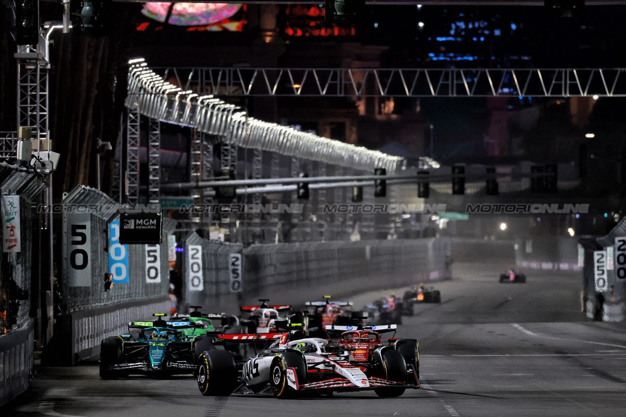 GP LAS VEGAS, Oliver Bearman (GBR) Haas VF-25.

22.11.2025. Formula 1 World Championship, Rd 22, Las Vegas Grand Prix, Las Vegas, Nevada, USA, Gara Day.

- www.xpbimages.com, EMail: requests@xpbimages.com © Copyright: Moy / XPB Images
