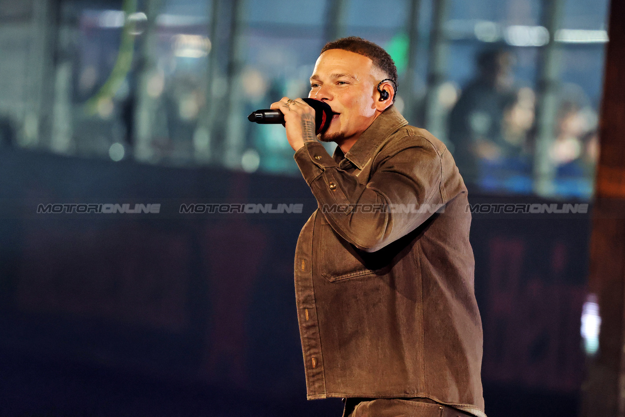 GP LAS VEGAS, Kane Brown (USA) Singer on the drivers' parade.

22.11.2025. Formula 1 World Championship, Rd 22, Las Vegas Grand Prix, Las Vegas, Nevada, USA, Gara Day.

- www.xpbimages.com, EMail: requests@xpbimages.com © Copyright: Charniaux / XPB Images