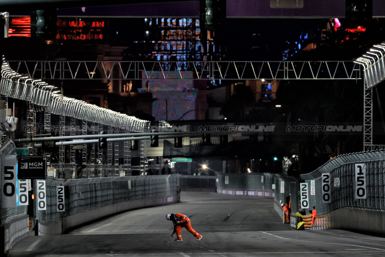 GP LAS VEGAS, A marshal removes debris from the circuit.
22.11.2025. Formula 1 World Championship, Rd 22, Las Vegas Grand Prix, Las Vegas, Nevada, USA, Gara Day.
- www.xpbimages.com, EMail: requests@xpbimages.com © Copyright: Moy / XPB Images
