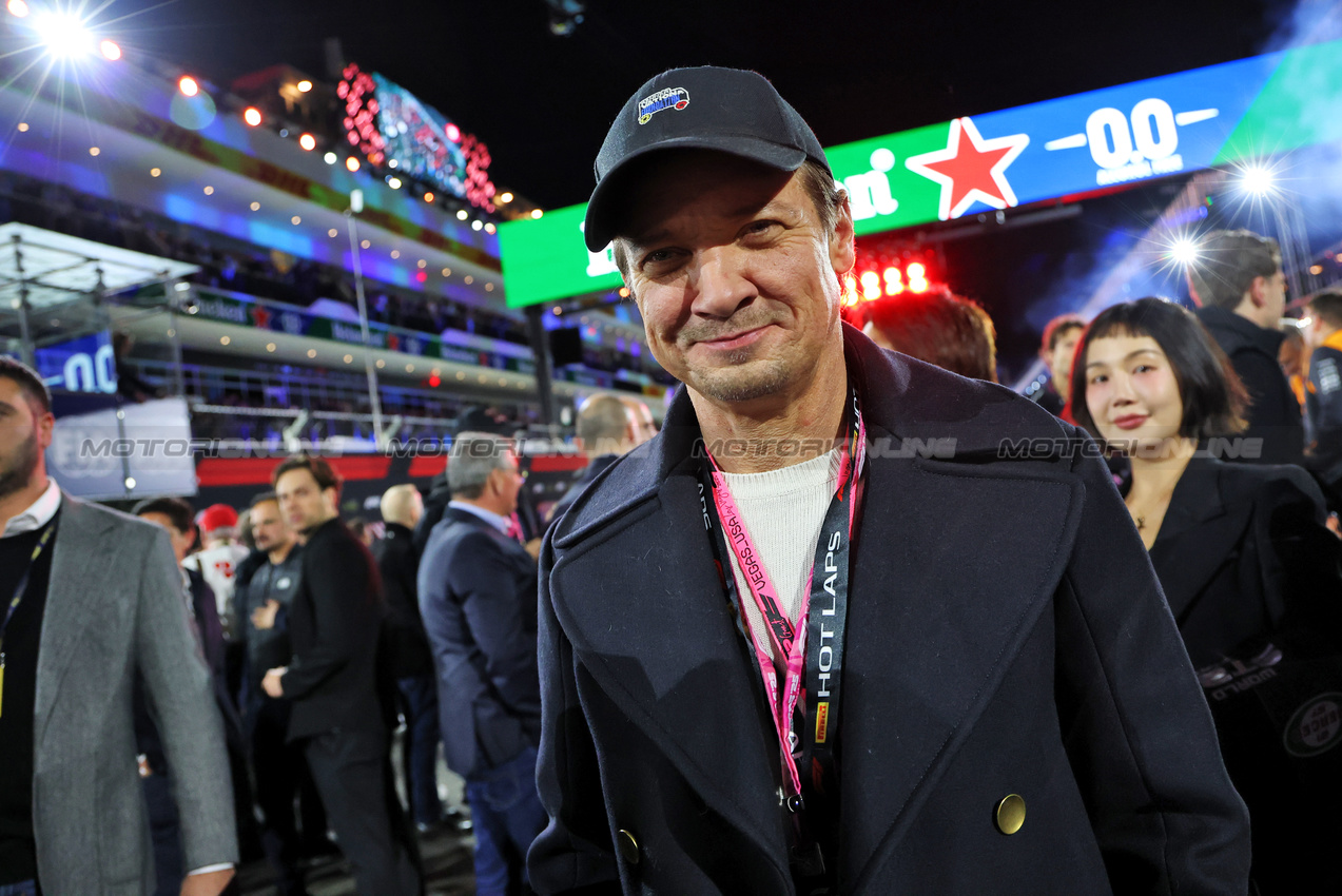 GP LAS VEGAS, Jeremy Renner (USA) Actor.

22.11.2025. Formula 1 World Championship, Rd 22, Las Vegas Grand Prix, Las Vegas, Nevada, USA, Gara Day.

- www.xpbimages.com, EMail: requests@xpbimages.com © Copyright: Batchelor / XPB Images