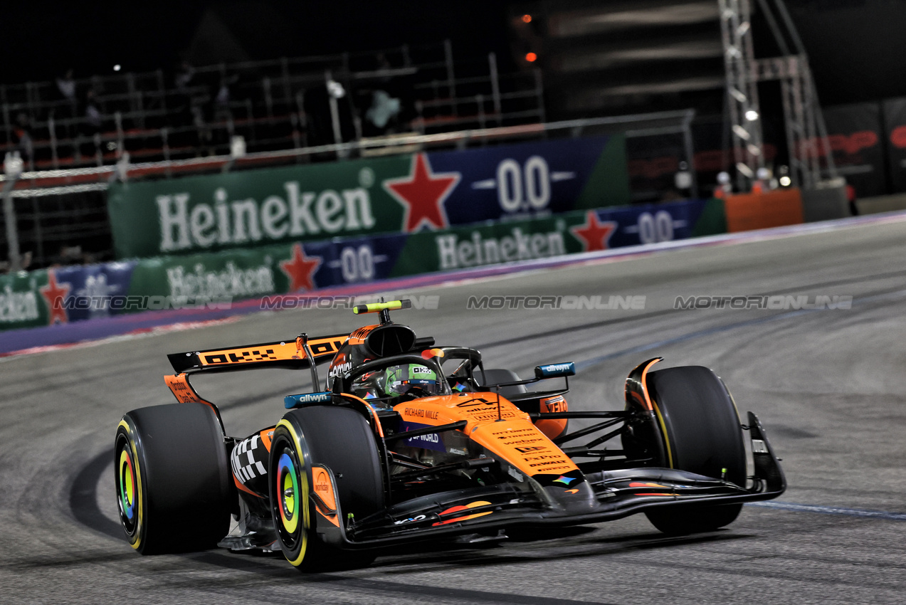 GP LAS VEGAS, Lando Norris (GBR) McLaren MCL39.
22.11.2025. Formula 1 World Championship, Rd 22, Las Vegas Grand Prix, Las Vegas, Nevada, USA, Gara Day.
- www.xpbimages.com, EMail: requests@xpbimages.com © Copyright: Batchelor / XPB Images