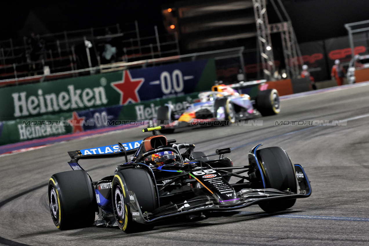 GP LAS VEGAS, Carlos Sainz (ESP) Atlassian Williams Racing FW47.
22.11.2025. Formula 1 World Championship, Rd 22, Las Vegas Grand Prix, Las Vegas, Nevada, USA, Gara Day.
- www.xpbimages.com, EMail: requests@xpbimages.com © Copyright: Batchelor / XPB Images