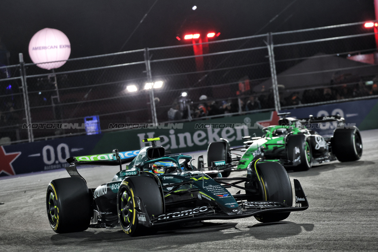 GP LAS VEGAS, Fernando Alonso (ESP) Aston Martin F1 Team AMR25.

22.11.2025. Formula 1 World Championship, Rd 22, Las Vegas Grand Prix, Las Vegas, Nevada, USA, Gara Day.

- www.xpbimages.com, EMail: requests@xpbimages.com © Copyright: Batchelor / XPB Images
