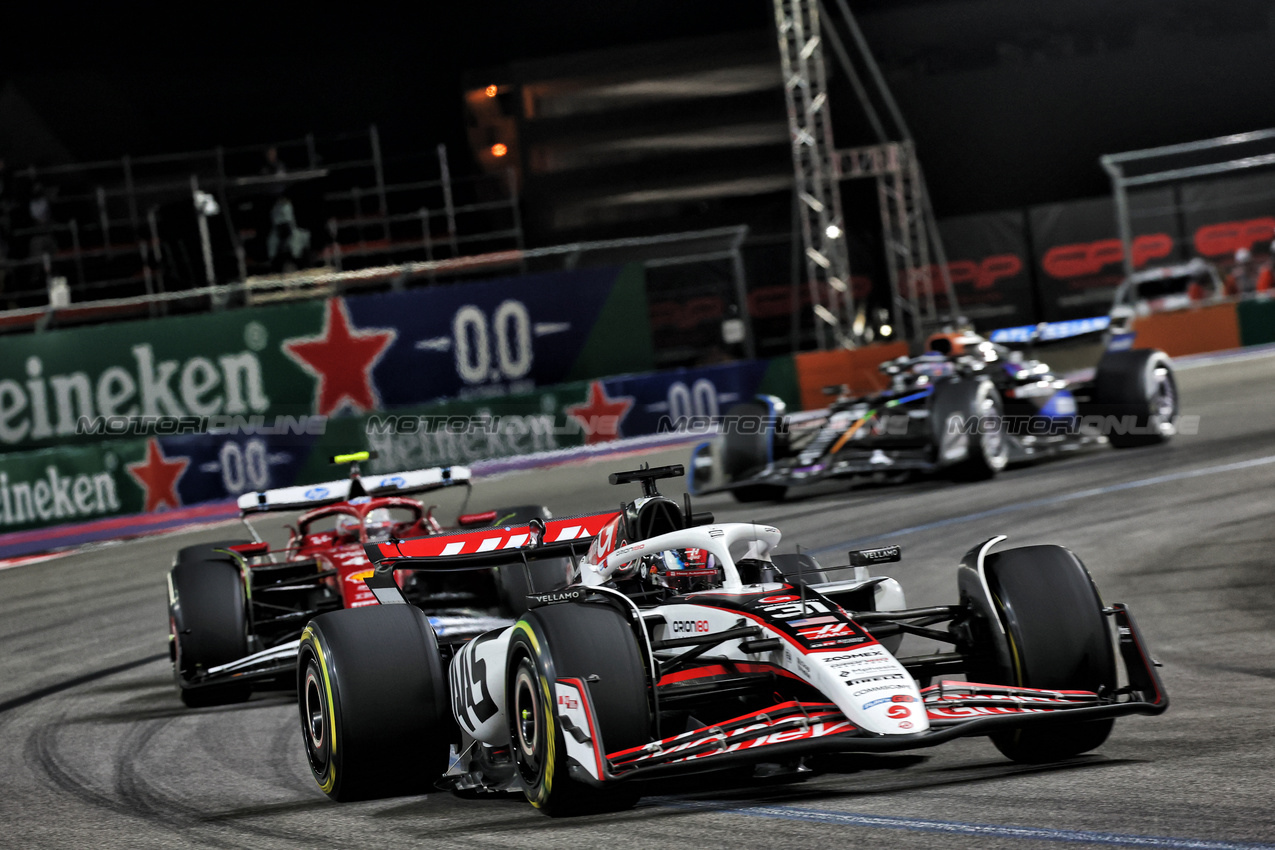 GP LAS VEGAS, Esteban Ocon (FRA) Haas VF-25.

22.11.2025. Formula 1 World Championship, Rd 22, Las Vegas Grand Prix, Las Vegas, Nevada, USA, Gara Day.

- www.xpbimages.com, EMail: requests@xpbimages.com © Copyright: Batchelor / XPB Images