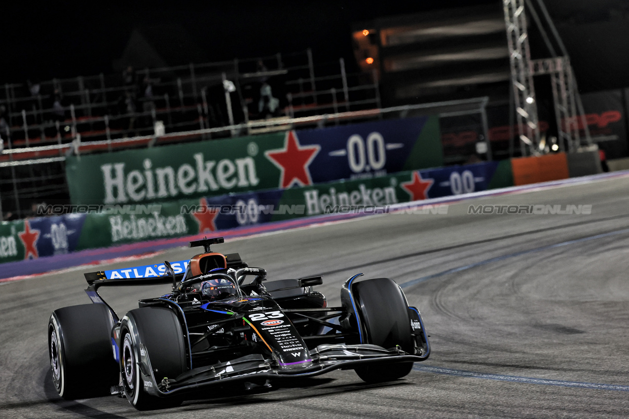 GP LAS VEGAS, Alexander Albon (THA) Atlassian Williams Racing FW47.

22.11.2025. Formula 1 World Championship, Rd 22, Las Vegas Grand Prix, Las Vegas, Nevada, USA, Gara Day.

- www.xpbimages.com, EMail: requests@xpbimages.com © Copyright: Batchelor / XPB Images
