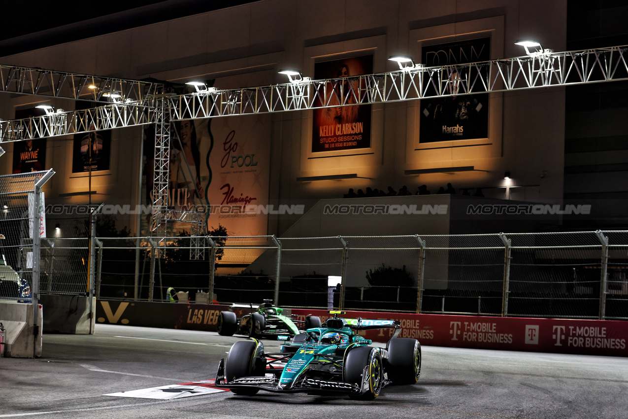 GP LAS VEGAS, Fernando Alonso (ESP) Aston Martin F1 Team AMR25.

22.11.2025. Formula 1 World Championship, Rd 22, Las Vegas Grand Prix, Las Vegas, Nevada, USA, Gara Day.

 - www.xpbimages.com, EMail: requests@xpbimages.com © Copyright: Patching / XPB Images