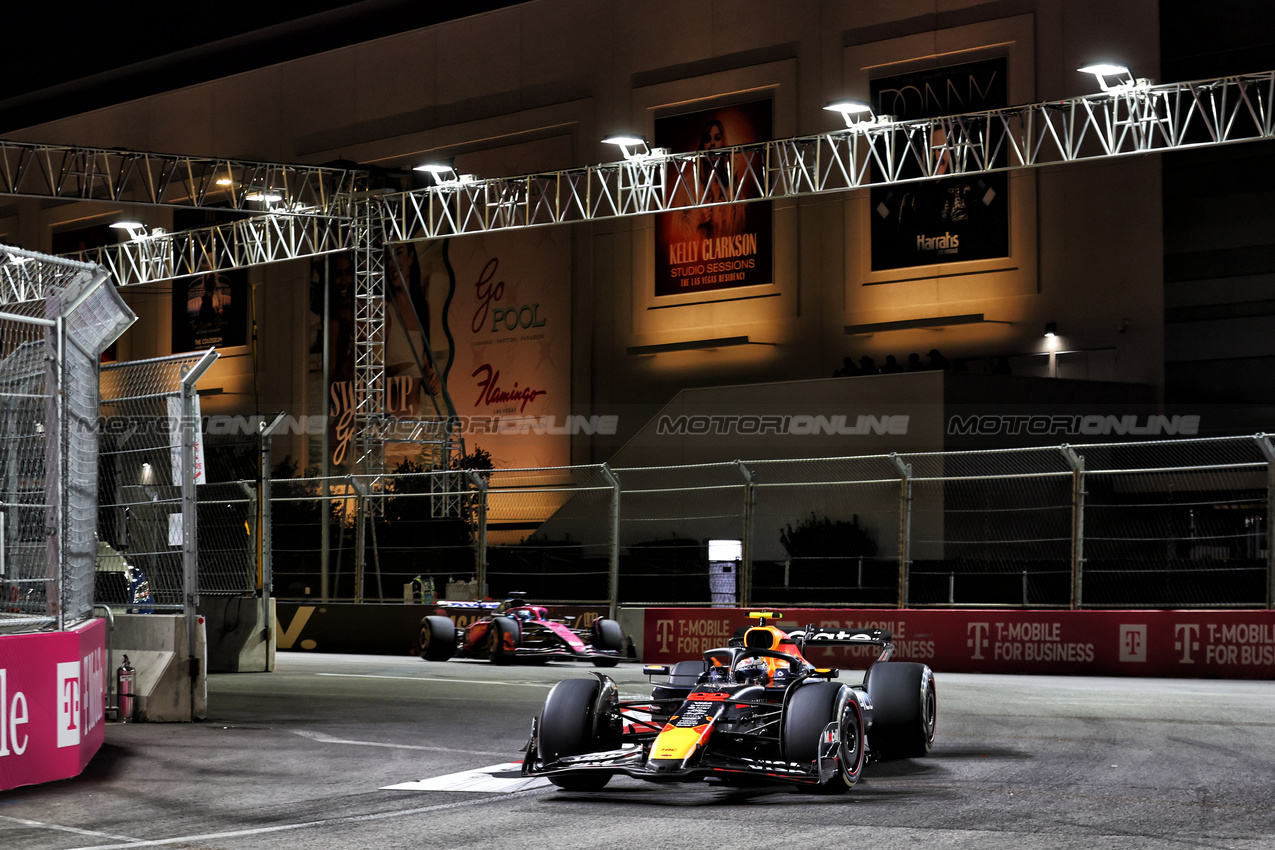 GP LAS VEGAS, Yuki Tsunoda (JPN) Red Bull Racing RB21.

22.11.2025. Formula 1 World Championship, Rd 22, Las Vegas Grand Prix, Las Vegas, Nevada, USA, Gara Day.

 - www.xpbimages.com, EMail: requests@xpbimages.com © Copyright: Patching / XPB Images