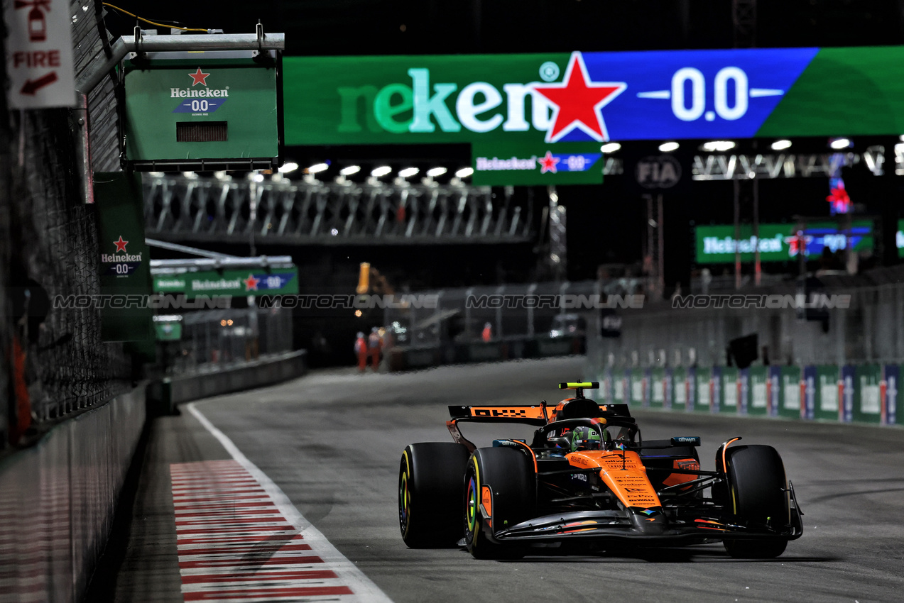 GP LAS VEGAS, Lando Norris (GBR) McLaren MCL39.

22.11.2025. Formula 1 World Championship, Rd 22, Las Vegas Grand Prix, Las Vegas, Nevada, USA, Gara Day.

- www.xpbimages.com, EMail: requests@xpbimages.com © Copyright: Batchelor / XPB Images