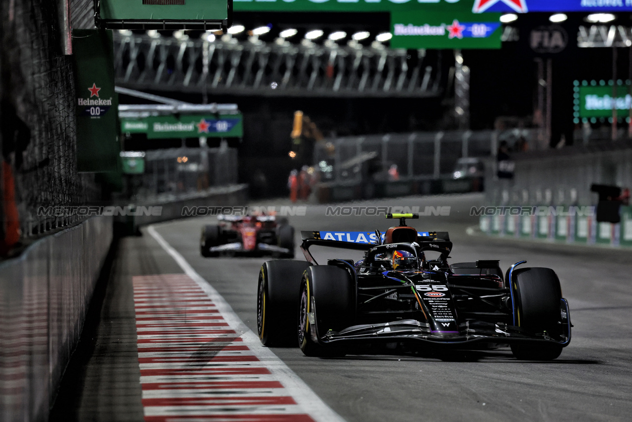 GP LAS VEGAS, Carlos Sainz (ESP) Atlassian Williams Racing FW47.

22.11.2025. Formula 1 World Championship, Rd 22, Las Vegas Grand Prix, Las Vegas, Nevada, USA, Gara Day.

- www.xpbimages.com, EMail: requests@xpbimages.com © Copyright: Batchelor / XPB Images