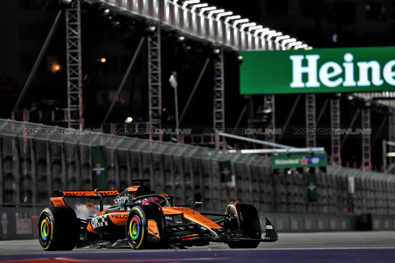 GP LAS VEGAS, Oscar Piastri (AUS) McLaren MCL39.
22.11.2025. Formula 1 World Championship, Rd 22, Las Vegas Grand Prix, Las Vegas, Nevada, USA, Gara Day.
- www.xpbimages.com, EMail: requests@xpbimages.com © Copyright: Batchelor / XPB Images