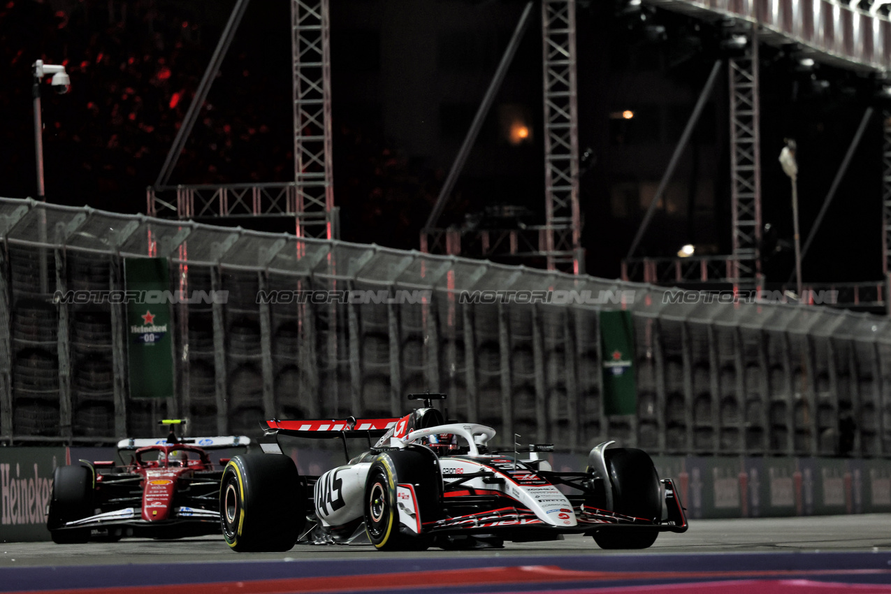 GP LAS VEGAS, Esteban Ocon (FRA) Haas VF-25.

22.11.2025. Formula 1 World Championship, Rd 22, Las Vegas Grand Prix, Las Vegas, Nevada, USA, Gara Day.

- www.xpbimages.com, EMail: requests@xpbimages.com © Copyright: Batchelor / XPB Images