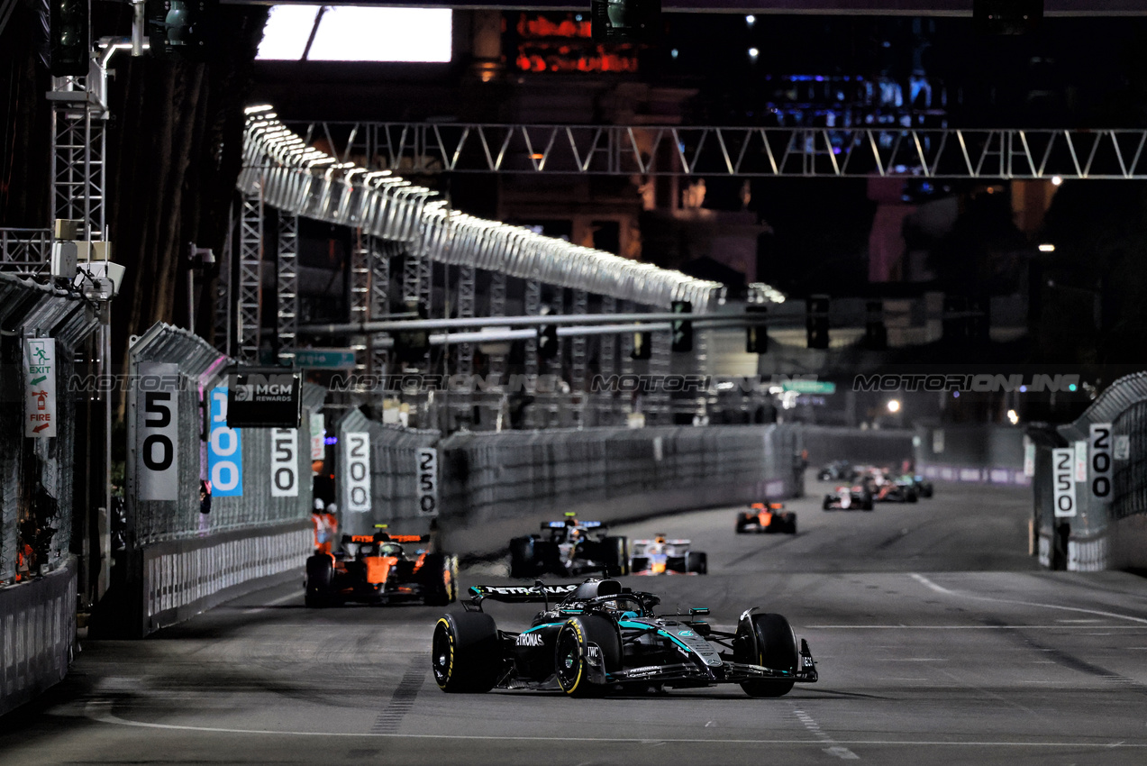 GP LAS VEGAS, George Russell (GBR) Mercedes AMG F1 W16.

22.11.2025. Formula 1 World Championship, Rd 22, Las Vegas Grand Prix, Las Vegas, Nevada, USA, Gara Day.

- www.xpbimages.com, EMail: requests@xpbimages.com © Copyright: Moy / XPB Images