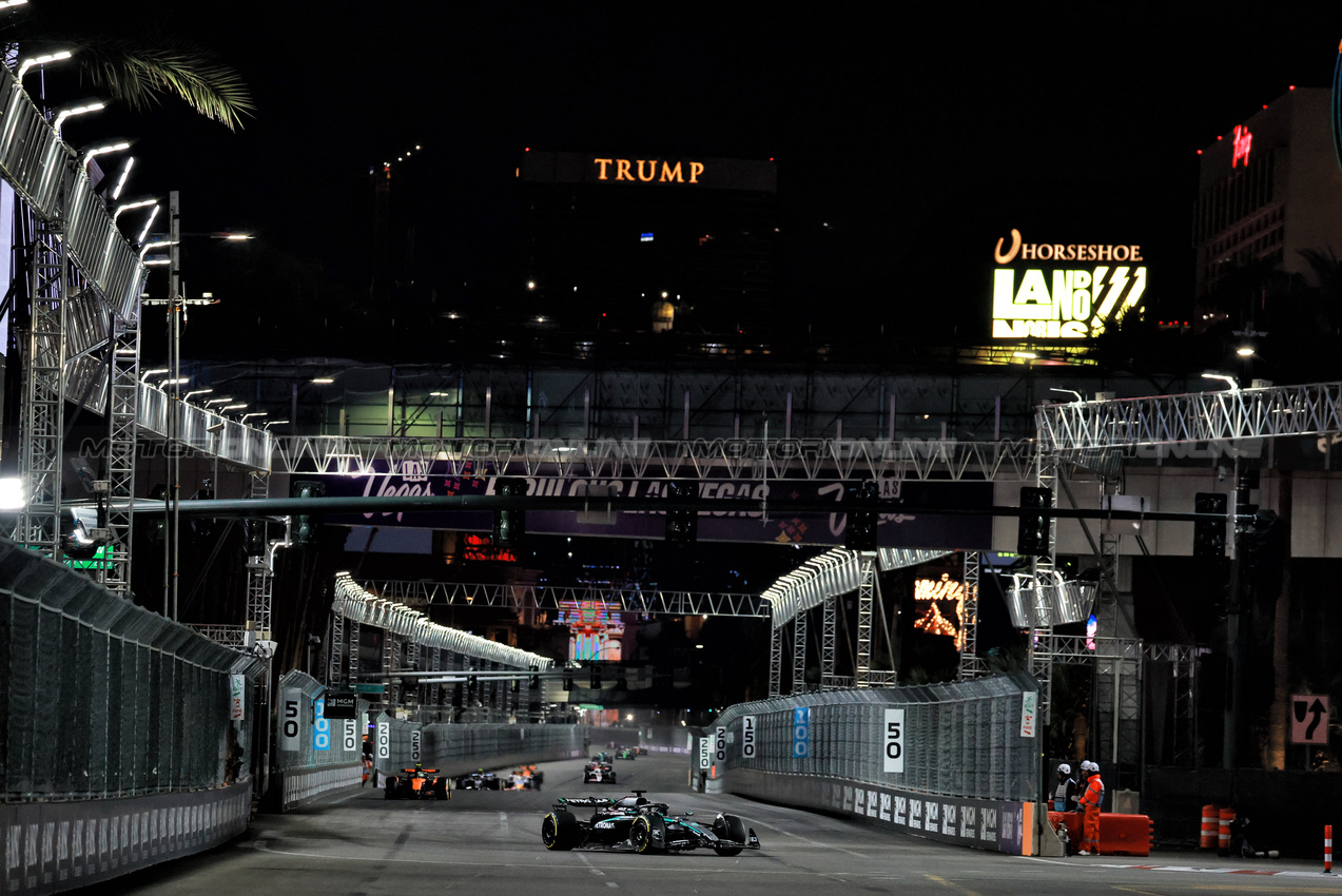 GP LAS VEGAS, George Russell (GBR) Mercedes AMG F1 W16.
22.11.2025. Formula 1 World Championship, Rd 22, Las Vegas Grand Prix, Las Vegas, Nevada, USA, Gara Day.
- www.xpbimages.com, EMail: requests@xpbimages.com © Copyright: Moy / XPB Images