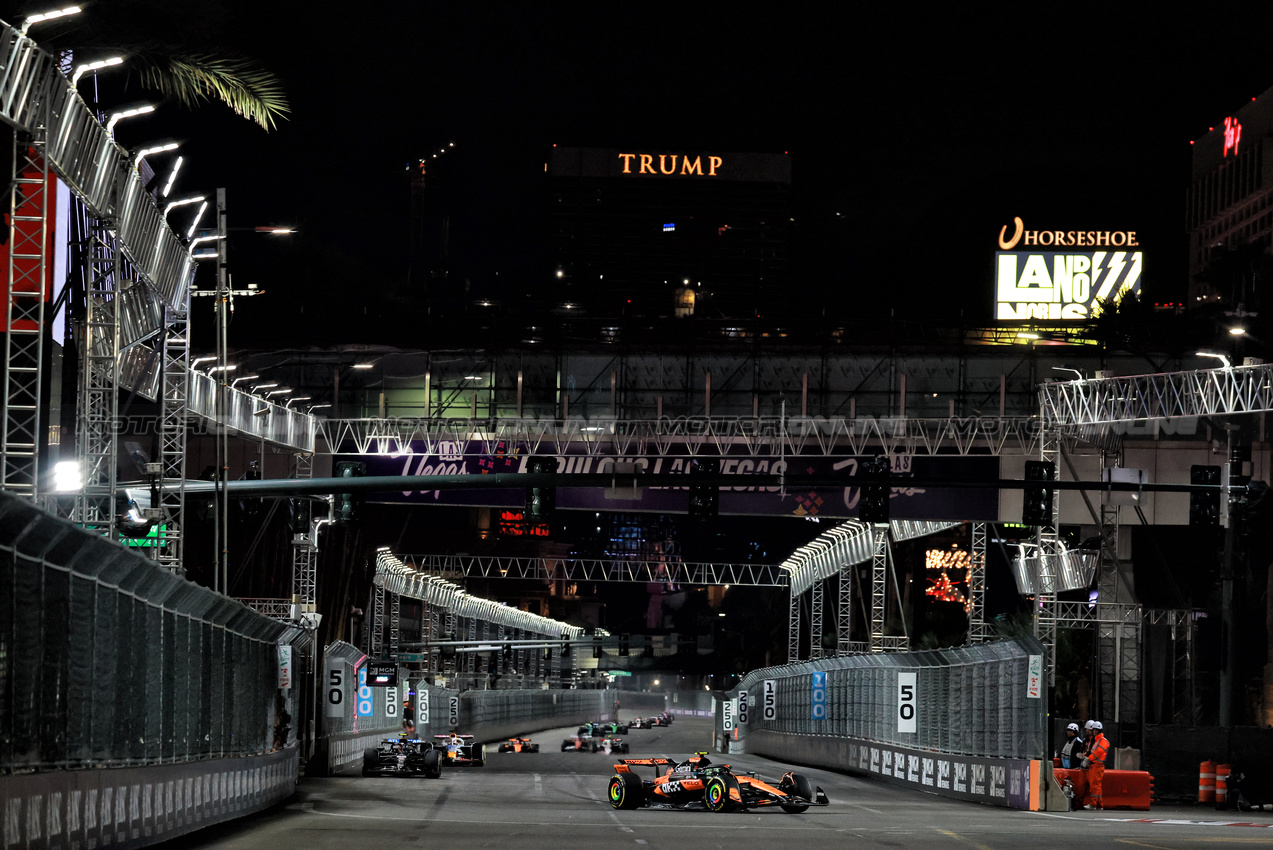 GP LAS VEGAS, Lando Norris (GBR) McLaren MCL39.
22.11.2025. Formula 1 World Championship, Rd 22, Las Vegas Grand Prix, Las Vegas, Nevada, USA, Gara Day.
- www.xpbimages.com, EMail: requests@xpbimages.com © Copyright: Moy / XPB Images