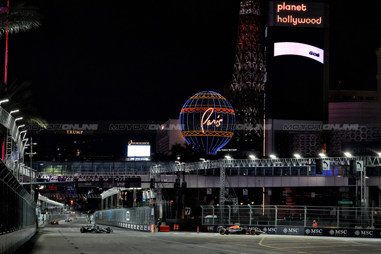 GP LAS VEGAS, Max Verstappen (NLD) Red Bull Racing RB21.

22.11.2025. Formula 1 World Championship, Rd 22, Las Vegas Grand Prix, Las Vegas, Nevada, USA, Gara Day.

- www.xpbimages.com, EMail: requests@xpbimages.com © Copyright: Moy / XPB Images