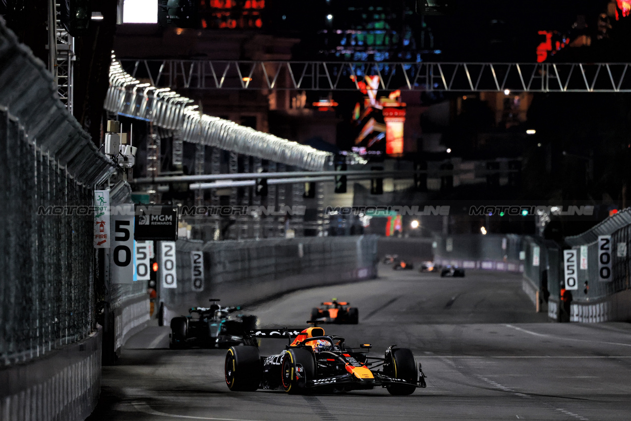 GP LAS VEGAS, Max Verstappen (NLD) Red Bull Racing RB21.

22.11.2025. Formula 1 World Championship, Rd 22, Las Vegas Grand Prix, Las Vegas, Nevada, USA, Gara Day.

- www.xpbimages.com, EMail: requests@xpbimages.com © Copyright: Moy / XPB Images