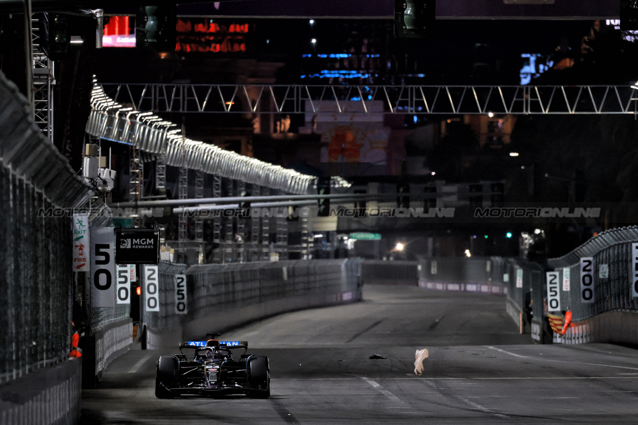 GP LAS VEGAS, Alexander Albon (THA) Atlassian Williams Racing FW47.

22.11.2025. Formula 1 World Championship, Rd 22, Las Vegas Grand Prix, Las Vegas, Nevada, USA, Gara Day.

- www.xpbimages.com, EMail: requests@xpbimages.com © Copyright: Moy / XPB Images