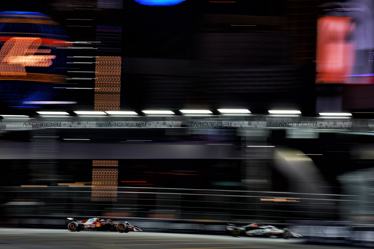 GP LAS VEGAS, Esteban Ocon (FRA) Haas VF-25 davanti a Lewis Hamilton (GBR) Ferrari SF-25.

22.11.2025. Formula 1 World Championship, Rd 22, Las Vegas Grand Prix, Las Vegas, Nevada, USA, Gara Day.

- www.xpbimages.com, EMail: requests@xpbimages.com © Copyright: Moy / XPB Images