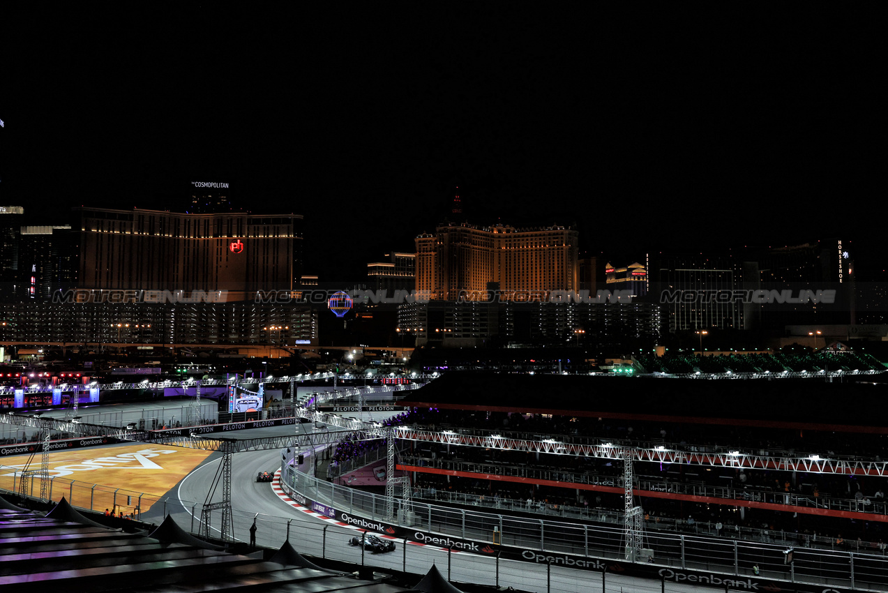 GP LAS VEGAS, George Russell (GBR) Mercedes AMG F1 W16.

22.11.2025. Formula 1 World Championship, Rd 22, Las Vegas Grand Prix, Las Vegas, Nevada, USA, Gara Day.

- www.xpbimages.com, EMail: requests@xpbimages.com © Copyright: Bearne / XPB Images