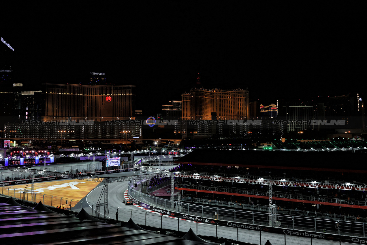 GP LAS VEGAS, Lando Norris (GBR) McLaren MCL39.

22.11.2025. Formula 1 World Championship, Rd 22, Las Vegas Grand Prix, Las Vegas, Nevada, USA, Gara Day.

- www.xpbimages.com, EMail: requests@xpbimages.com © Copyright: Bearne / XPB Images