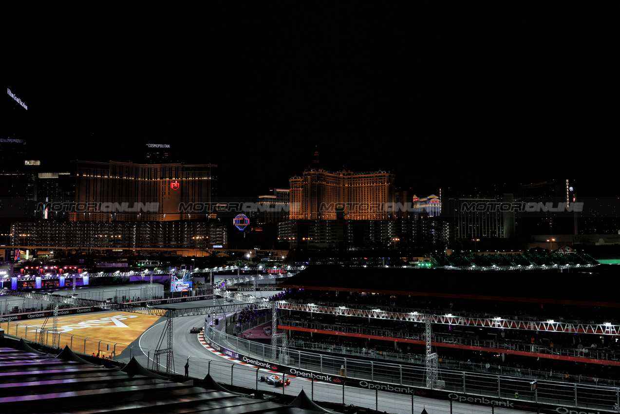 GP LAS VEGAS, Isack Hadjar (FRA) Racing Bulls VCARB 02.
22.11.2025. Formula 1 World Championship, Rd 22, Las Vegas Grand Prix, Las Vegas, Nevada, USA, Gara Day.
- www.xpbimages.com, EMail: requests@xpbimages.com © Copyright: Bearne / XPB Images
