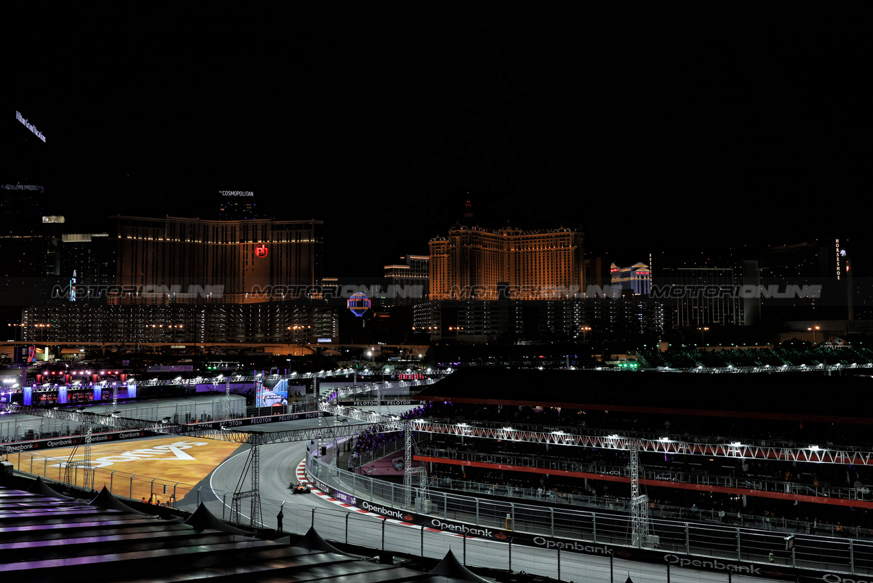 GP LAS VEGAS, Oscar Piastri (AUS) McLaren MCL39.

22.11.2025. Formula 1 World Championship, Rd 22, Las Vegas Grand Prix, Las Vegas, Nevada, USA, Gara Day.

- www.xpbimages.com, EMail: requests@xpbimages.com © Copyright: Bearne / XPB Images
