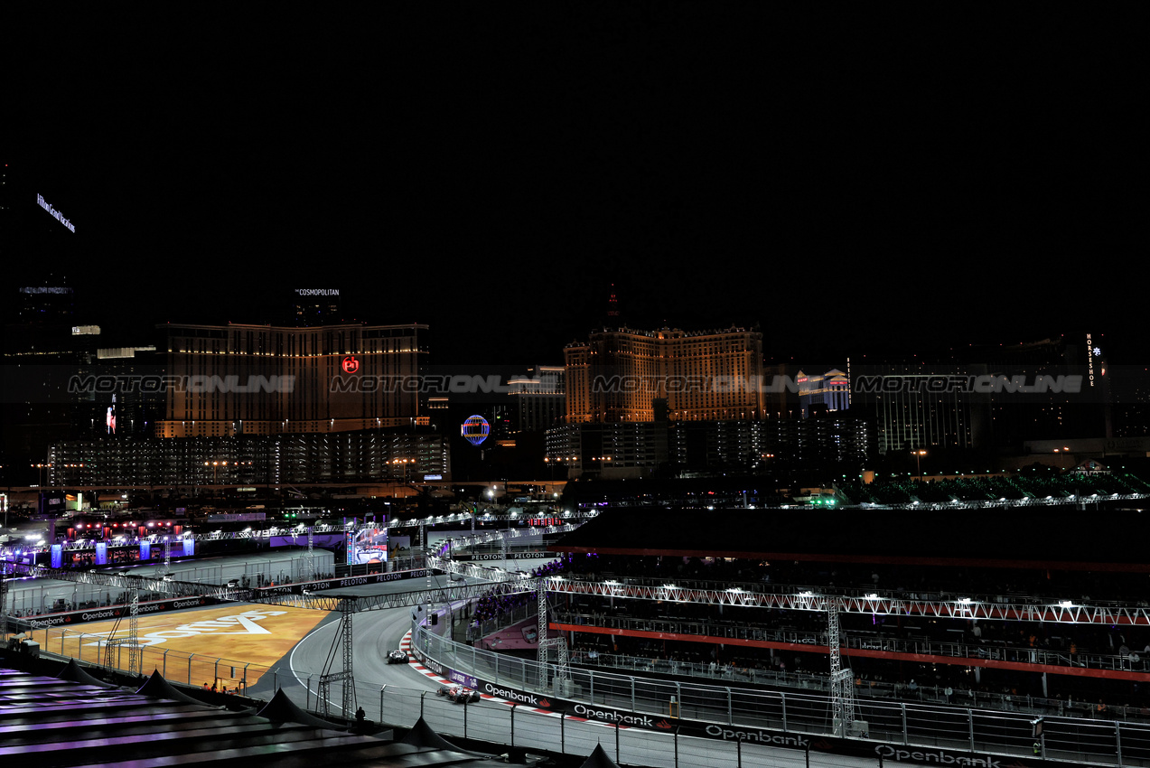 GP LAS VEGAS, Lewis Hamilton (GBR) Ferrari SF-25.

22.11.2025. Formula 1 World Championship, Rd 22, Las Vegas Grand Prix, Las Vegas, Nevada, USA, Gara Day.

- www.xpbimages.com, EMail: requests@xpbimages.com © Copyright: Bearne / XPB Images