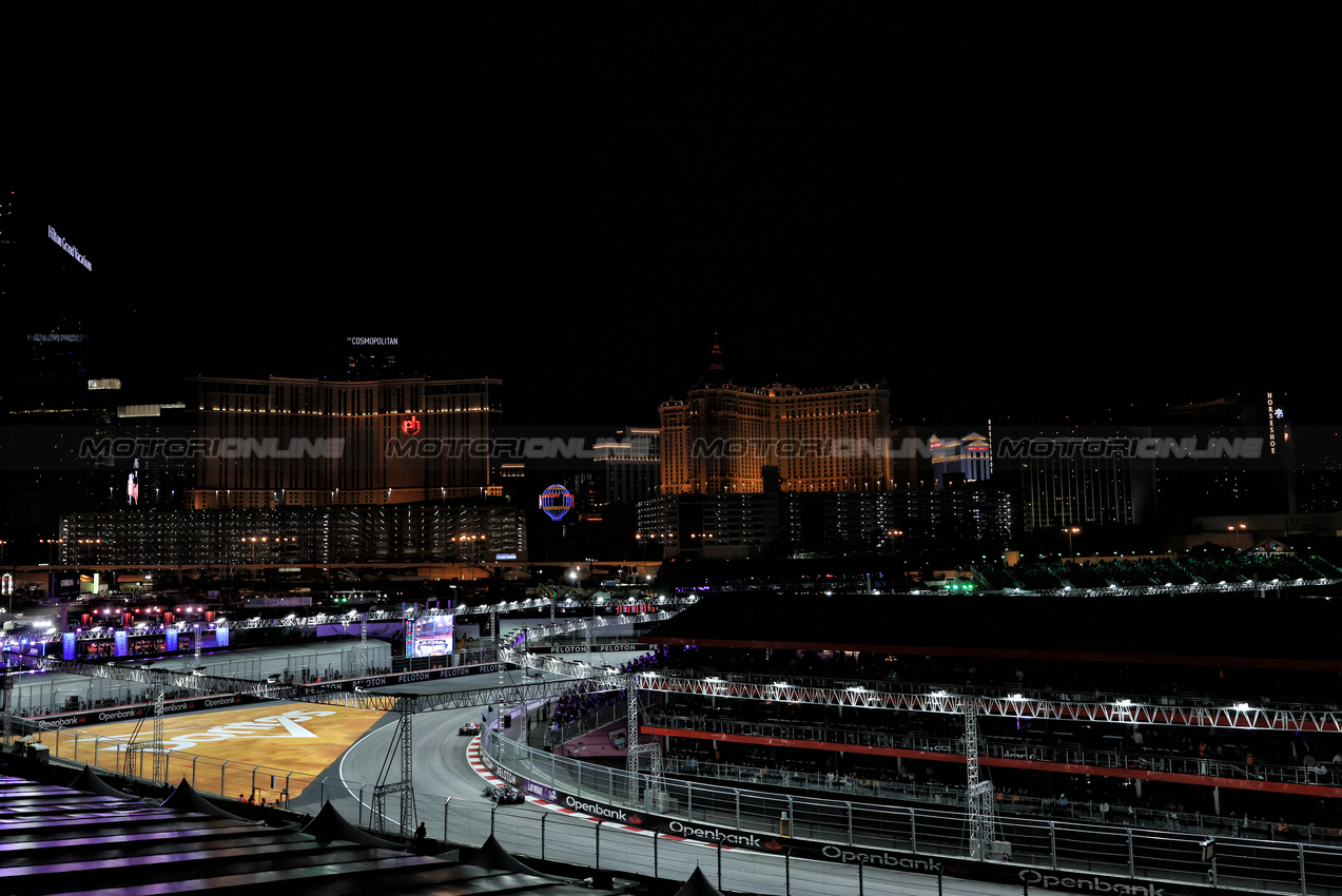 GP LAS VEGAS, Alexander Albon (THA) Atlassian Williams Racing FW47.
22.11.2025. Formula 1 World Championship, Rd 22, Las Vegas Grand Prix, Las Vegas, Nevada, USA, Gara Day.
- www.xpbimages.com, EMail: requests@xpbimages.com © Copyright: Bearne / XPB Images