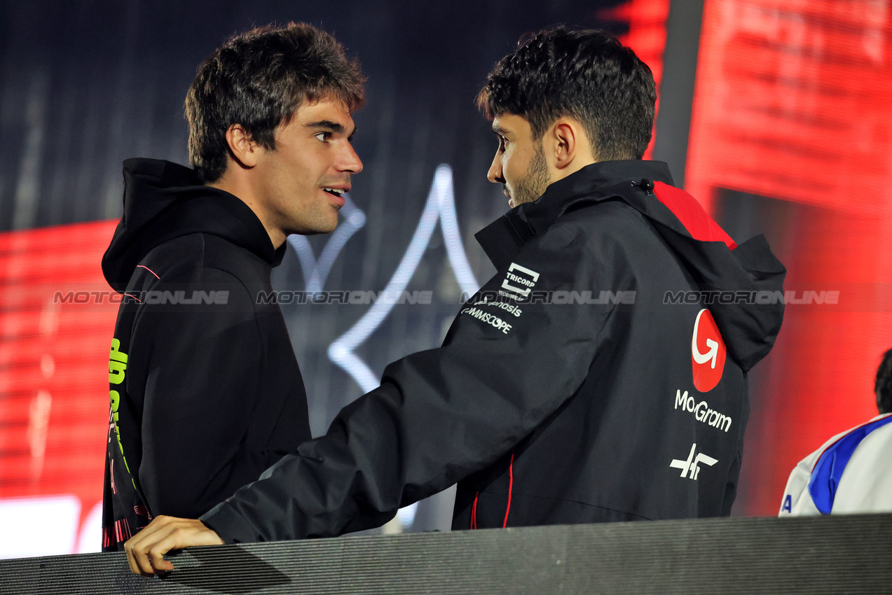 GP LAS VEGAS, (L to R): Lance Stroll (CDN) Aston Martin F1 Team with Esteban Ocon (FRA) Haas F1 Team on the drivers' parade.

22.11.2025. Formula 1 World Championship, Rd 22, Las Vegas Grand Prix, Las Vegas, Nevada, USA, Gara Day.

- www.xpbimages.com, EMail: requests@xpbimages.com © Copyright: Charniaux / XPB Images