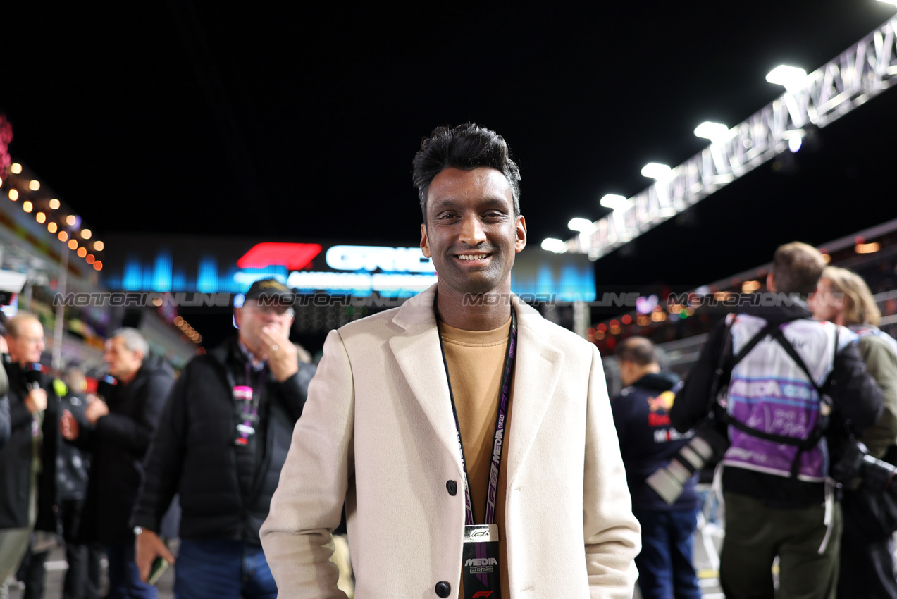 GP LAS VEGAS, Lawrence Barretto (GBR) F1 Presenter on the grid.

22.11.2025. Formula 1 World Championship, Rd 22, Las Vegas Grand Prix, Las Vegas, Nevada, USA, Gara Day.

- www.xpbimages.com, EMail: requests@xpbimages.com © Copyright: Bearne / XPB Images