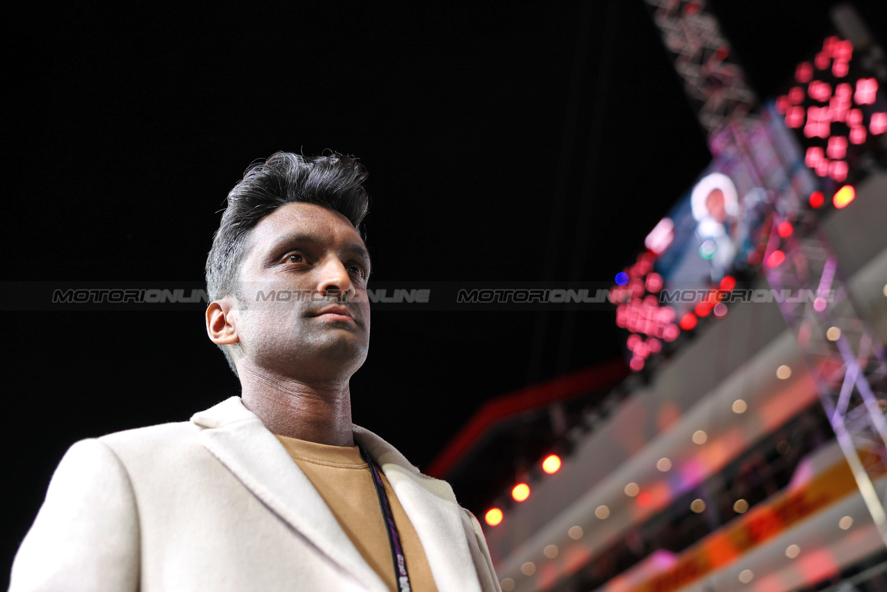 GP LAS VEGAS, Lawrence Barretto (GBR) F1 Presenter on the grid.

22.11.2025. Formula 1 World Championship, Rd 22, Las Vegas Grand Prix, Las Vegas, Nevada, USA, Gara Day.

- www.xpbimages.com, EMail: requests@xpbimages.com © Copyright: Bearne / XPB Images