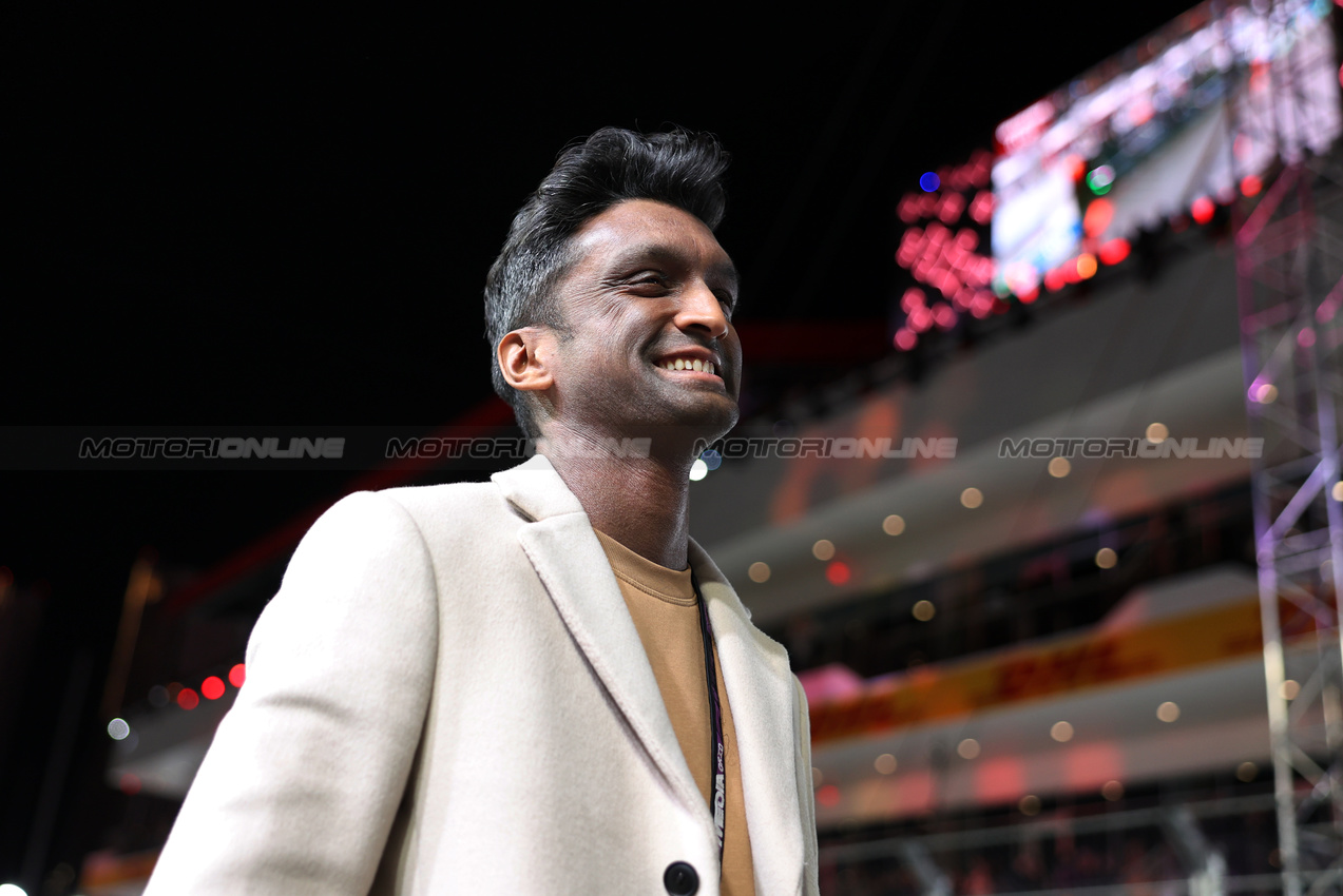 GP LAS VEGAS, Lawrence Barretto (GBR) F1 Presenter on the grid.

22.11.2025. Formula 1 World Championship, Rd 22, Las Vegas Grand Prix, Las Vegas, Nevada, USA, Gara Day.

- www.xpbimages.com, EMail: requests@xpbimages.com © Copyright: Bearne / XPB Images