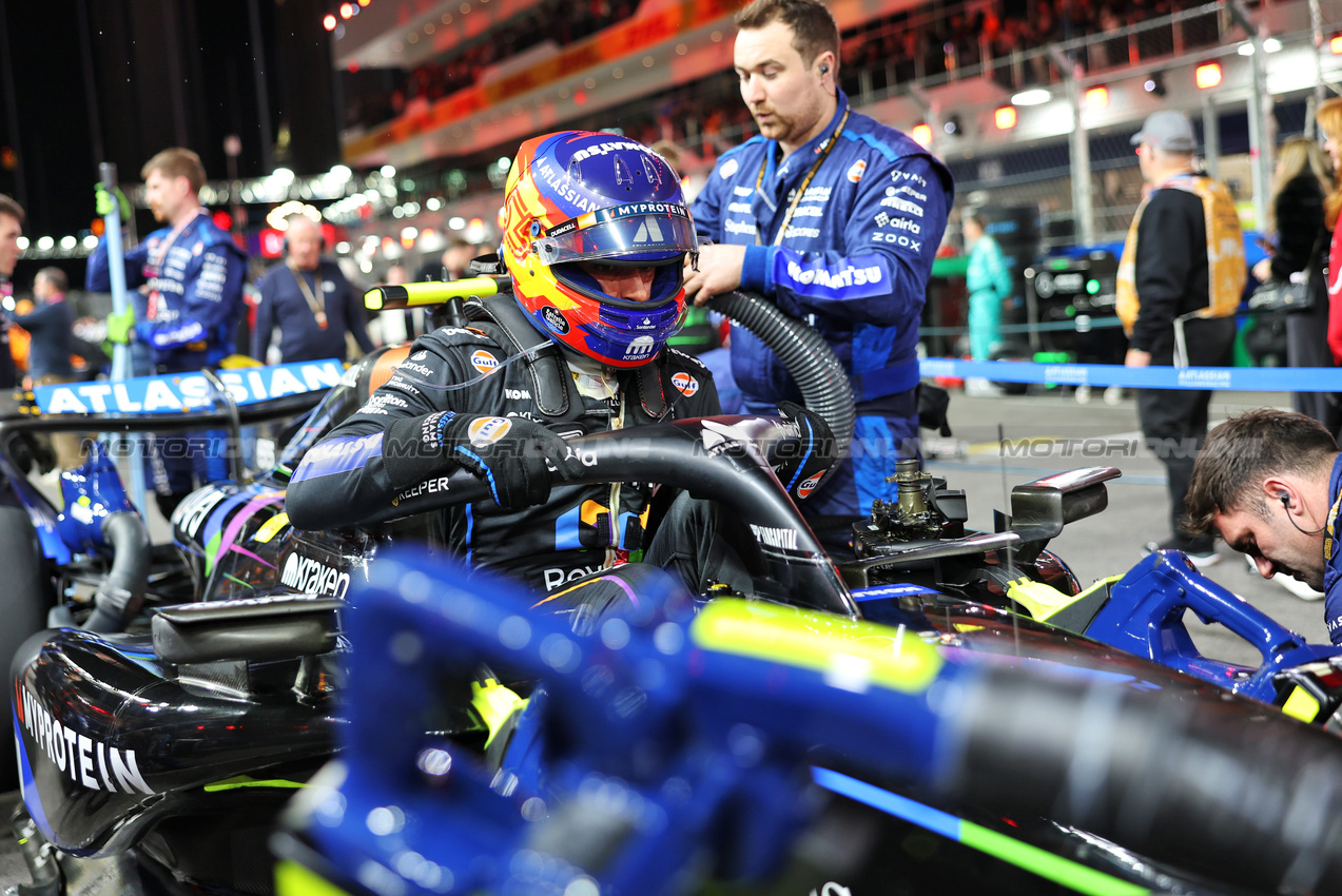 GP LAS VEGAS, Carlos Sainz (ESP) Atlassian Williams Racing FW47 on the grid.
22.11.2025. Formula 1 World Championship, Rd 22, Las Vegas Grand Prix, Las Vegas, Nevada, USA, Gara Day.
- www.xpbimages.com, EMail: requests@xpbimages.com © Copyright: Bearne / XPB Images