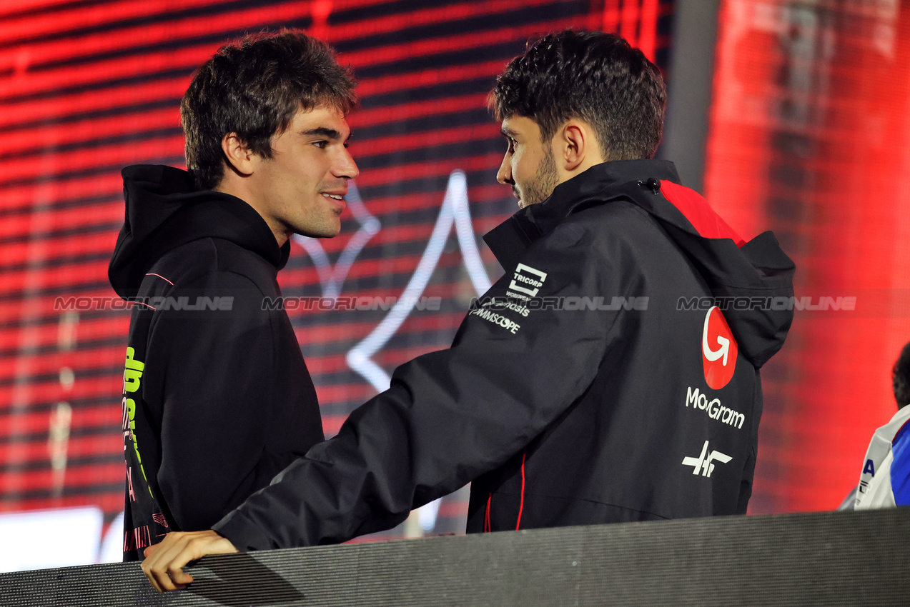 GP LAS VEGAS, (L to R): Lance Stroll (CDN) Aston Martin F1 Team with Esteban Ocon (FRA) Haas F1 Team on the drivers' parade.
22.11.2025. Formula 1 World Championship, Rd 22, Las Vegas Grand Prix, Las Vegas, Nevada, USA, Gara Day.
- www.xpbimages.com, EMail: requests@xpbimages.com © Copyright: Charniaux / XPB Images