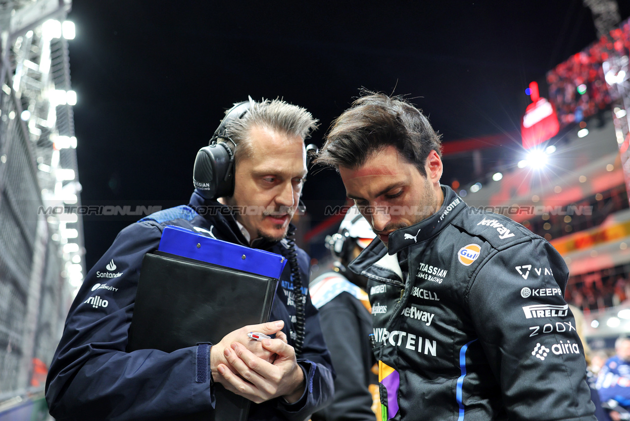GP LAS VEGAS, Carlos Sainz (ESP) Atlassian Williams Racing on the grid.
22.11.2025. Formula 1 World Championship, Rd 22, Las Vegas Grand Prix, Las Vegas, Nevada, USA, Gara Day.
- www.xpbimages.com, EMail: requests@xpbimages.com © Copyright: Bearne / XPB Images