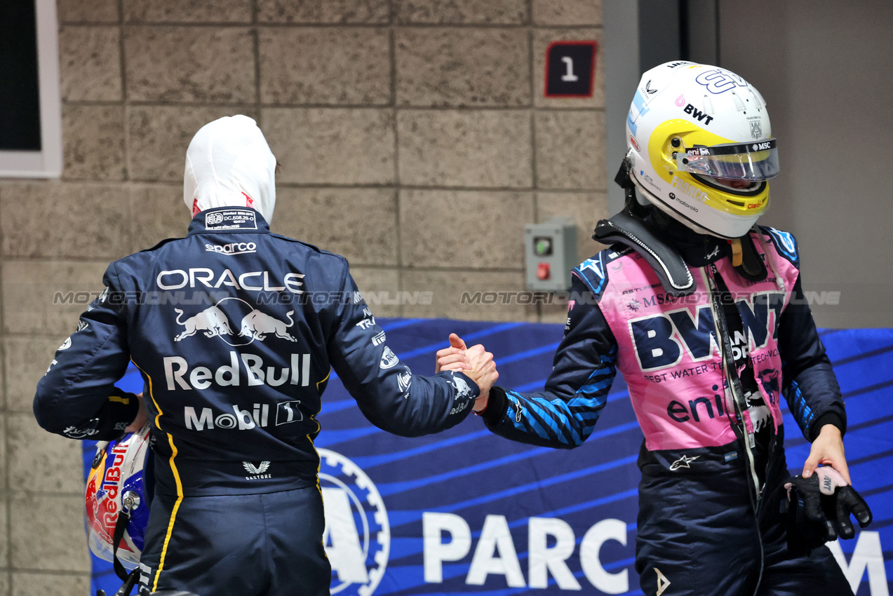 GP LAS VEGAS, (L to R): Gara winner Max Verstappen (NLD) Red Bull Racing with Franco Colapinto (ARG) Alpine F1 Team in parc ferme.

22.11.2025. Formula 1 World Championship, Rd 22, Las Vegas Grand Prix, Las Vegas, Nevada, USA, Gara Day.

- www.xpbimages.com, EMail: requests@xpbimages.com © Copyright: Batchelor / XPB Images
