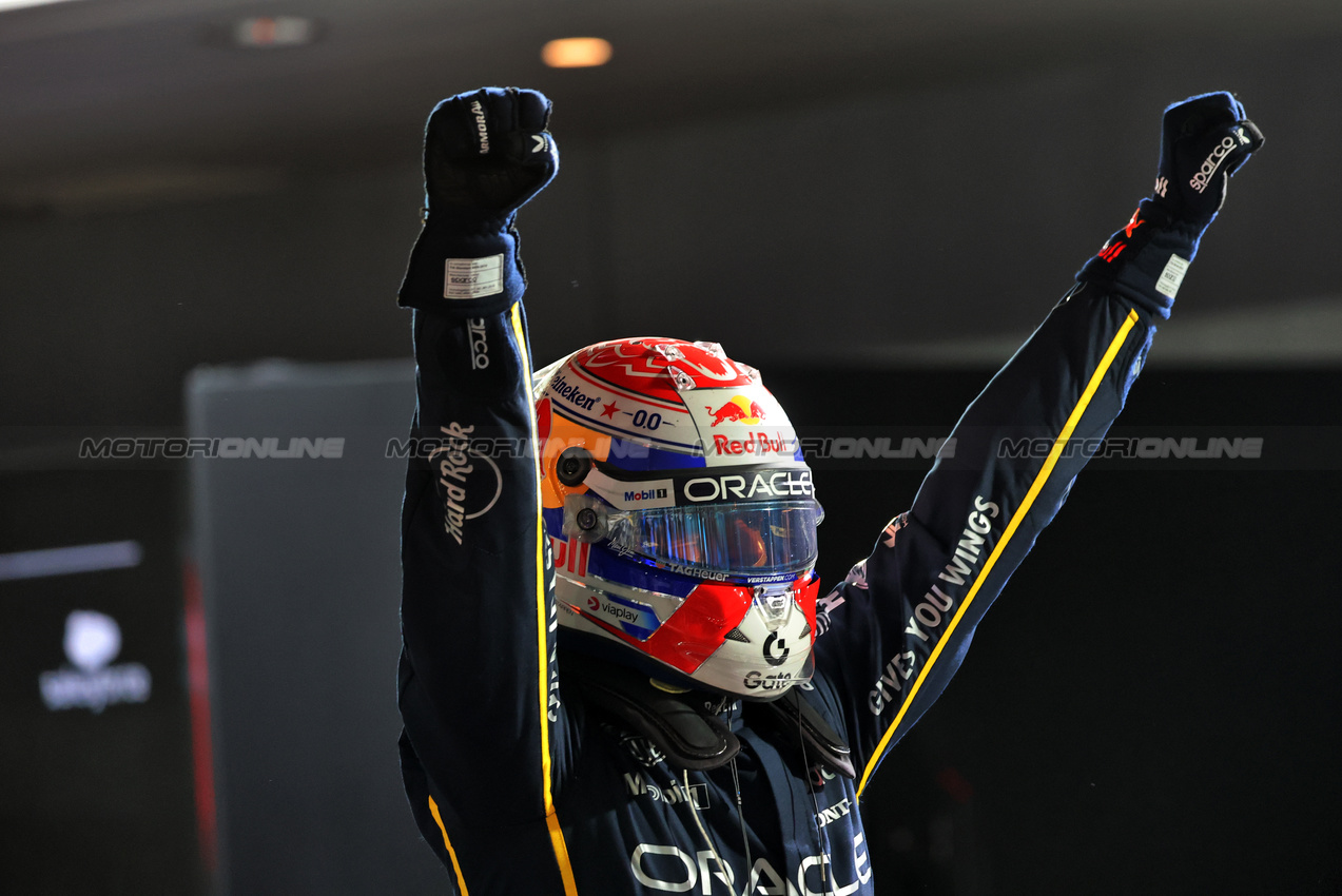 GP LAS VEGAS, Gara winner Max Verstappen (NLD) Red Bull Racing celebrates in parc ferme.

22.11.2025. Formula 1 World Championship, Rd 22, Las Vegas Grand Prix, Las Vegas, Nevada, USA, Gara Day.

- www.xpbimages.com, EMail: requests@xpbimages.com © Copyright: Batchelor / XPB Images