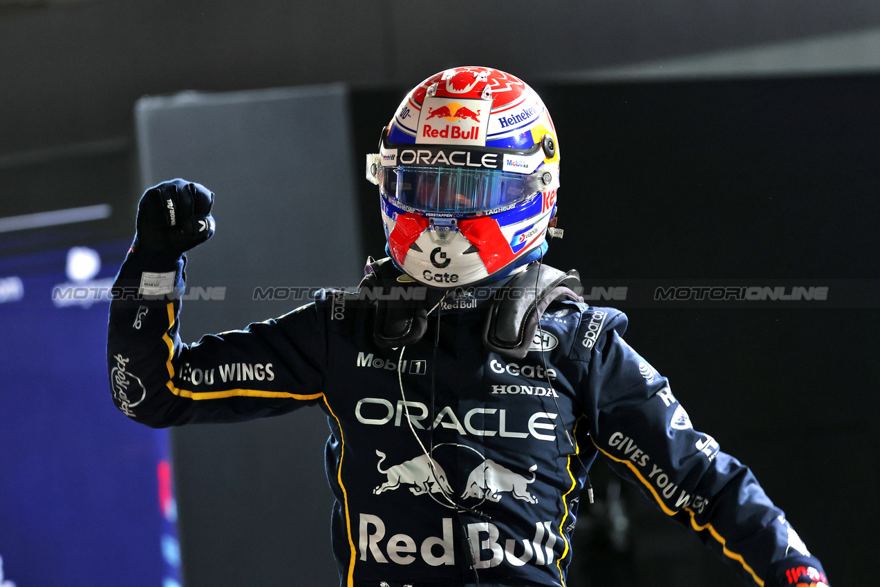 GP LAS VEGAS, Gara winner Max Verstappen (NLD) Red Bull Racing celebrates in parc ferme.

22.11.2025. Formula 1 World Championship, Rd 22, Las Vegas Grand Prix, Las Vegas, Nevada, USA, Gara Day.

- www.xpbimages.com, EMail: requests@xpbimages.com © Copyright: Batchelor / XPB Images