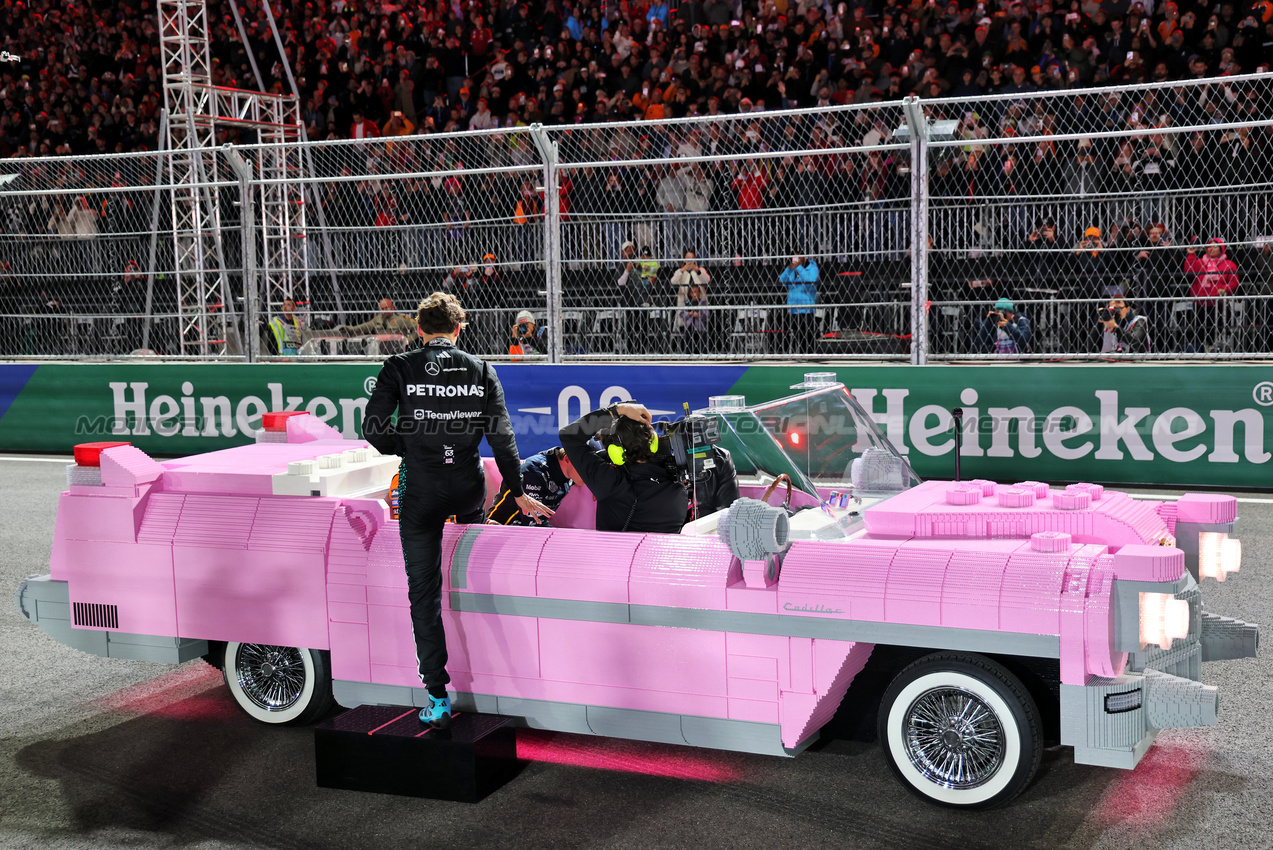 GP LAS VEGAS, George Russell (GBR) Mercedes AMG F1; Max Verstappen (NLD) Red Bull Racing e Lando Norris (GBR) McLaren in the Lego Pink Cadillac with Terry Crews (USA) Actor at the end of the race.
22.11.2025. Formula 1 World Championship, Rd 22, Las Vegas Grand Prix, Las Vegas, Nevada, USA, Gara Day.
- www.xpbimages.com, EMail: requests@xpbimages.com © Copyright: Batchelor / XPB Images