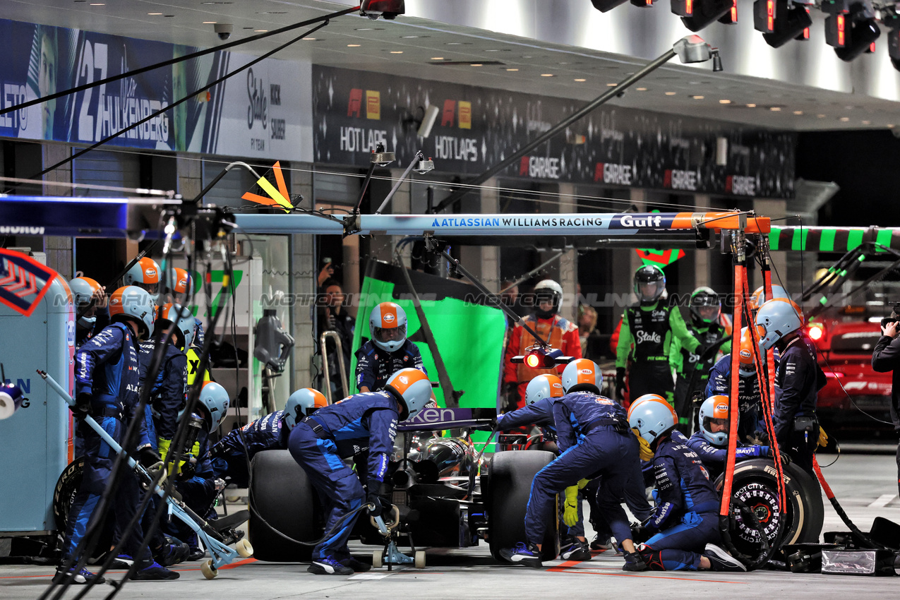 GP LAS VEGAS, Alexander Albon (THA) Atlassian Williams Racing FW47 makes a pit stop.

22.11.2025. Formula 1 World Championship, Rd 22, Las Vegas Grand Prix, Las Vegas, Nevada, USA, Gara Day.

- www.xpbimages.com, EMail: requests@xpbimages.com © Copyright: Batchelor / XPB Images