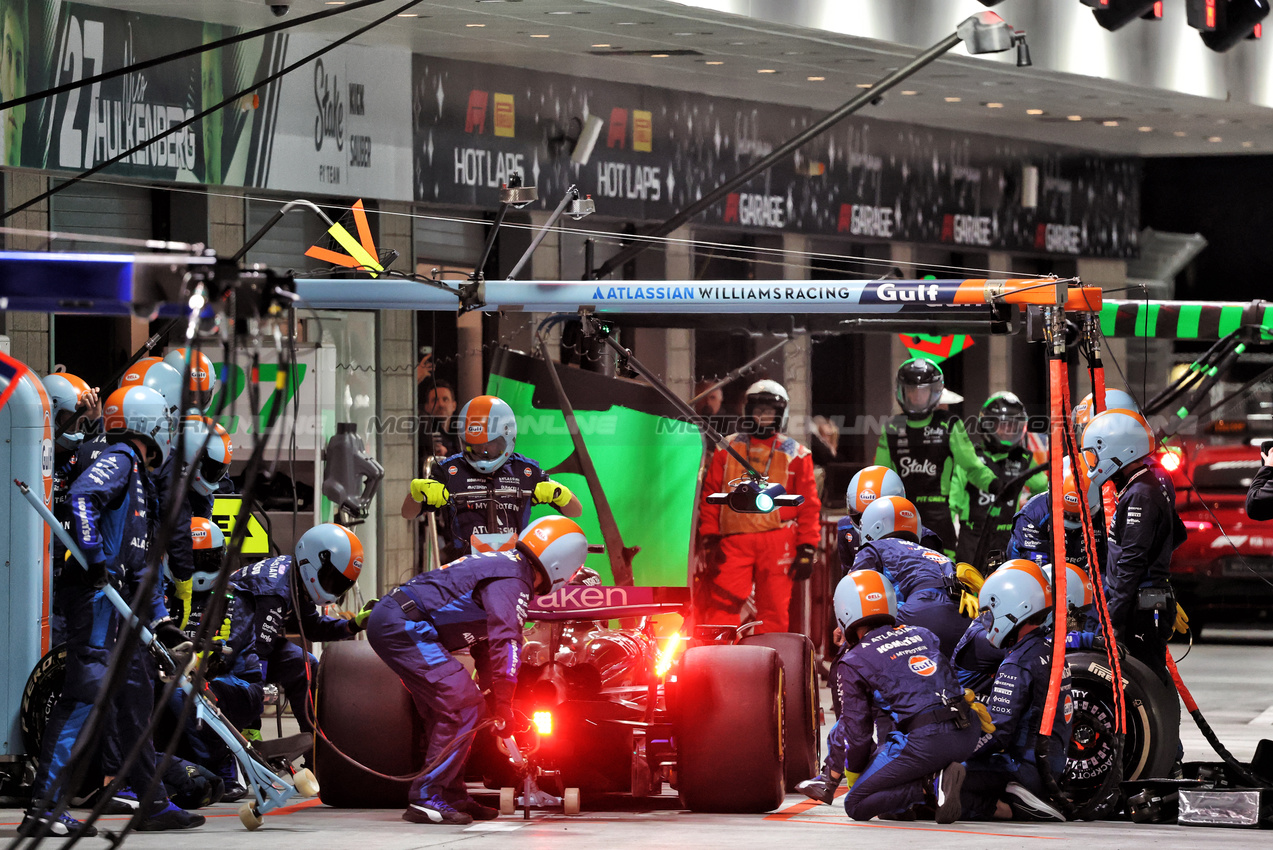 GP LAS VEGAS, Alexander Albon (THA) Atlassian Williams Racing FW47 makes a pit stop.
22.11.2025. Formula 1 World Championship, Rd 22, Las Vegas Grand Prix, Las Vegas, Nevada, USA, Gara Day.
- www.xpbimages.com, EMail: requests@xpbimages.com © Copyright: Batchelor / XPB Images