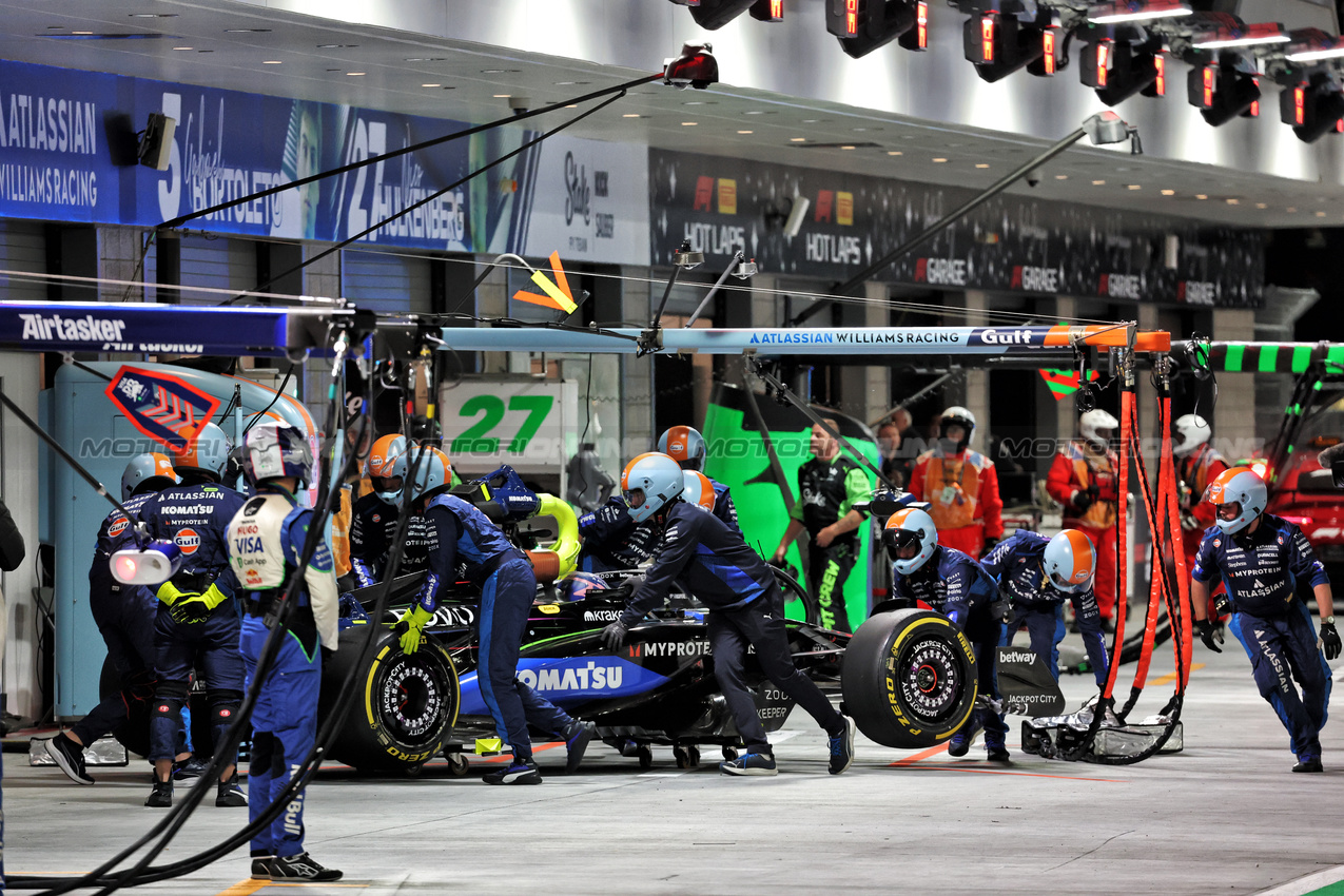 GP LAS VEGAS, Alexander Albon (THA) Atlassian Williams Racing FW47 retired from the race.
22.11.2025. Formula 1 World Championship, Rd 22, Las Vegas Grand Prix, Las Vegas, Nevada, USA, Gara Day.
- www.xpbimages.com, EMail: requests@xpbimages.com © Copyright: Batchelor / XPB Images