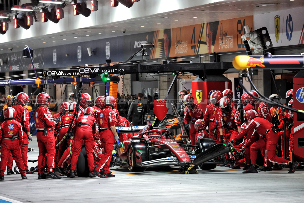 GP LAS VEGAS, Charles Leclerc (MON) Ferrari SF-25 makes a pit stop.

22.11.2025. Formula 1 World Championship, Rd 22, Las Vegas Grand Prix, Las Vegas, Nevada, USA, Gara Day.

- www.xpbimages.com, EMail: requests@xpbimages.com © Copyright: Batchelor / XPB Images