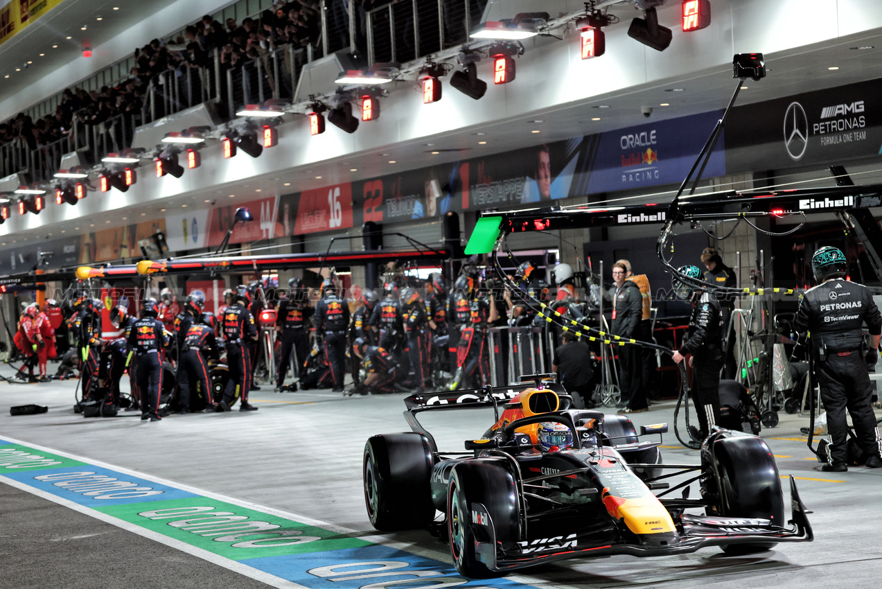 GP LAS VEGAS, Max Verstappen (NLD) Red Bull Racing RB21 makes a pit stop.

22.11.2025. Formula 1 World Championship, Rd 22, Las Vegas Grand Prix, Las Vegas, Nevada, USA, Gara Day.

- www.xpbimages.com, EMail: requests@xpbimages.com © Copyright: Batchelor / XPB Images
