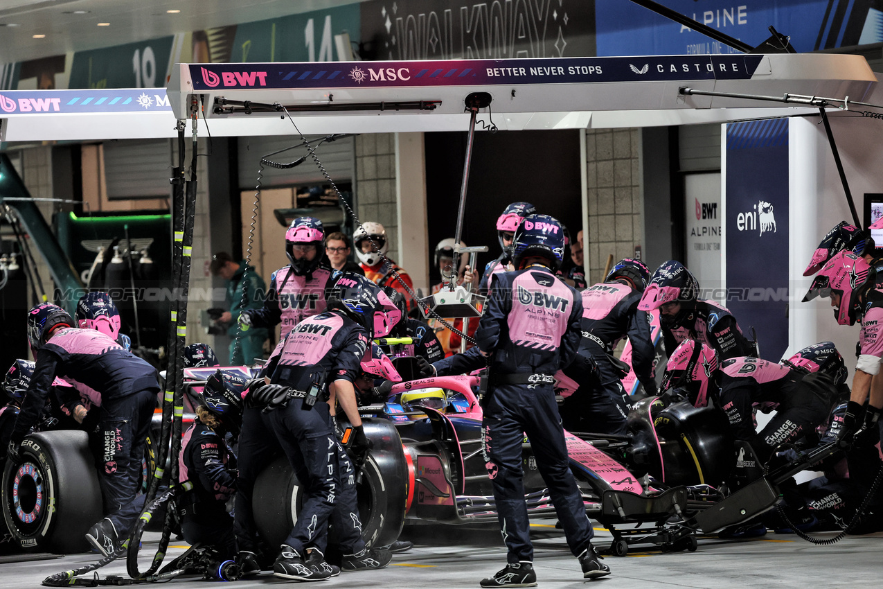 GP LAS VEGAS, Franco Colapinto (ARG) Alpine F1 Team A525 makes a pit stop.
22.11.2025. Formula 1 World Championship, Rd 22, Las Vegas Grand Prix, Las Vegas, Nevada, USA, Gara Day.
- www.xpbimages.com, EMail: requests@xpbimages.com © Copyright: Batchelor / XPB Images