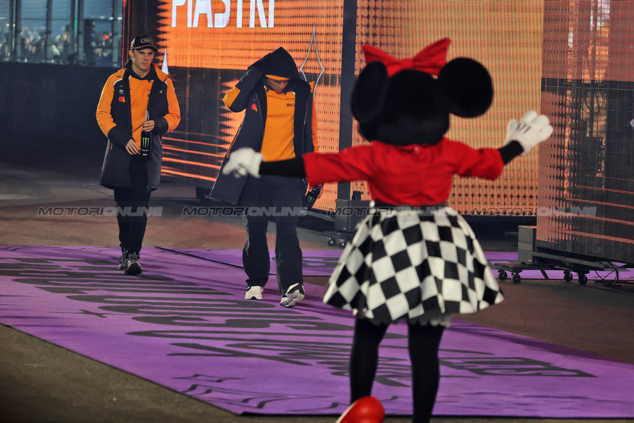 GP LAS VEGAS, (L to R): Oscar Piastri (AUS) McLaren e Lando Norris (GBR) McLaren on the drivers' parade.

22.11.2025. Formula 1 World Championship, Rd 22, Las Vegas Grand Prix, Las Vegas, Nevada, USA, Gara Day.

- www.xpbimages.com, EMail: requests@xpbimages.com © Copyright: Charniaux / XPB Images