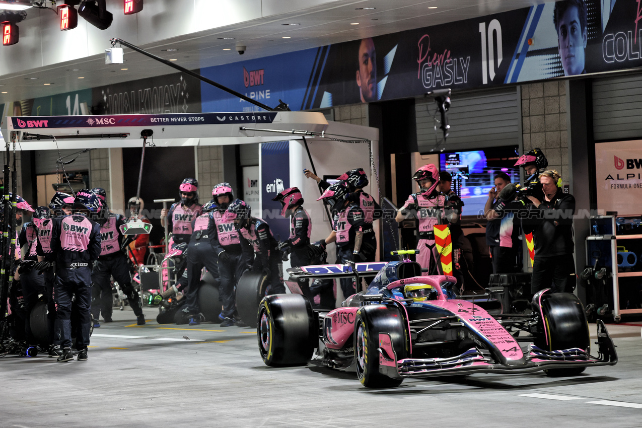 GP LAS VEGAS, Franco Colapinto (ARG) Alpine F1 Team A525 makes a pit stop.

22.11.2025. Formula 1 World Championship, Rd 22, Las Vegas Grand Prix, Las Vegas, Nevada, USA, Gara Day.

- www.xpbimages.com, EMail: requests@xpbimages.com © Copyright: Batchelor / XPB Images