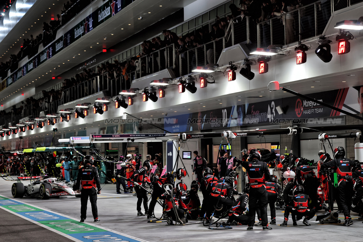 GP LAS VEGAS, Esteban Ocon (FRA) Haas VF-25 makes a pit stop.

22.11.2025. Formula 1 World Championship, Rd 22, Las Vegas Grand Prix, Las Vegas, Nevada, USA, Gara Day.

- www.xpbimages.com, EMail: requests@xpbimages.com © Copyright: Batchelor / XPB Images